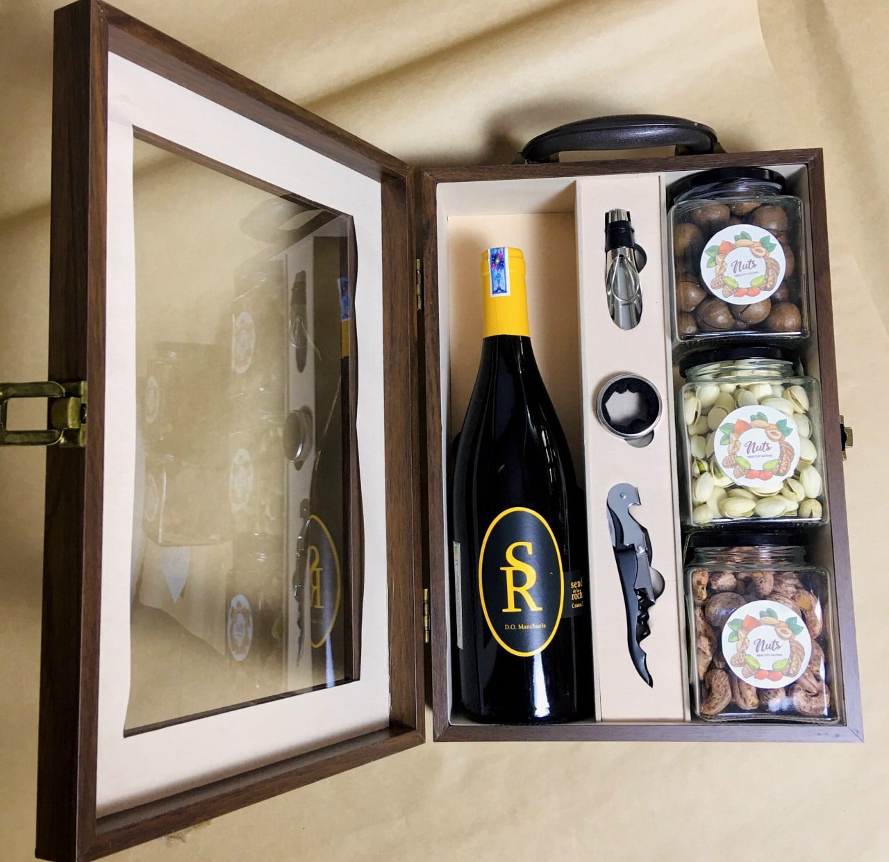 Rượu vang kèm hộp